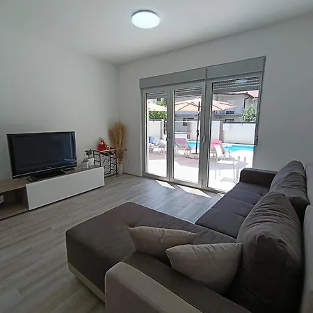 Andjela Lux * Bělehrad